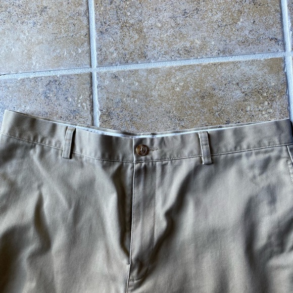 L.L. Bean - Mens (natural fit) khaki shorts, Size: 35 - Picture 3 of 6